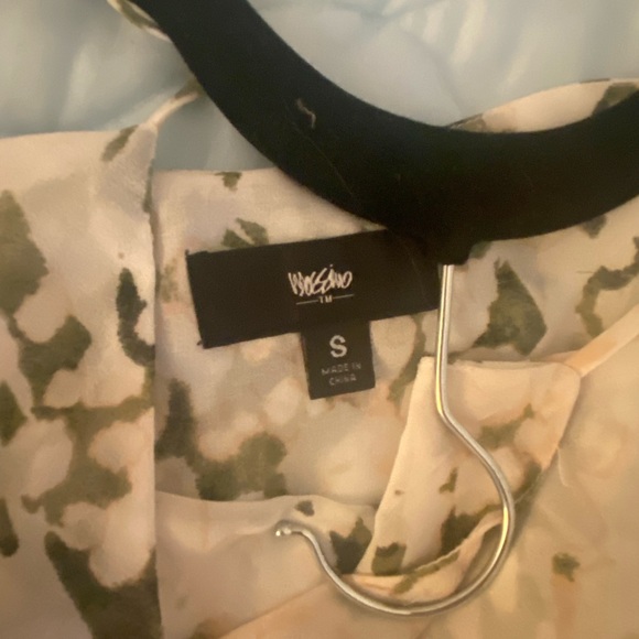 Flowy tank top with green design - Picture 2 of 3